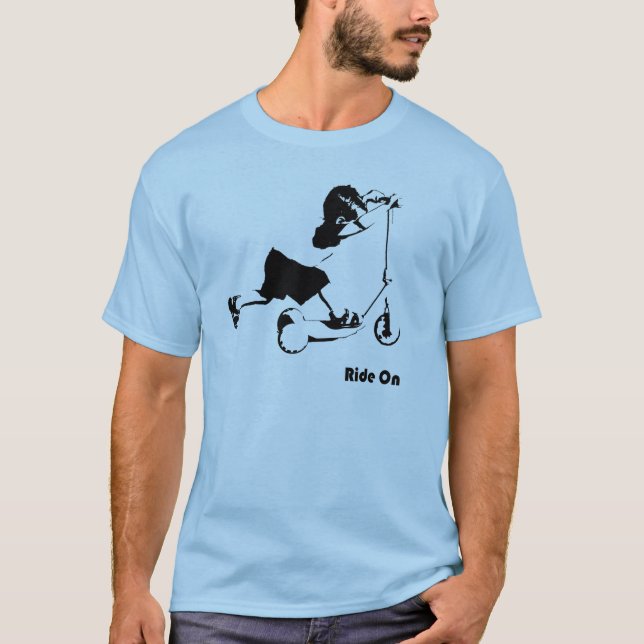 Småbarn Riding on Scooter T Shirt (Framsida)
