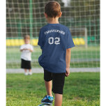 Småbarn Tonåring Boy Girl Namn Jersey Number Sport T Shirt<br><div class="desc">Skapa din egen anpassningsbar, personlig, coola, unisex-storlek, modern, snyggt vit typografi/typsnitt/skript, namn ungrammed monogrammerad spelare, klassenvågig marin grak, förkrympt 100 % ComfortSoft® mjuk bomull t-shirt shirt shirt shirt shirt shirt shirt shirt shirt shirt shirt. Skriv bara in ditt namn / ungar namn / namn och ett jarötnummer för spelare för...</div>