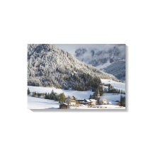 Småbyn i Alperna i snö