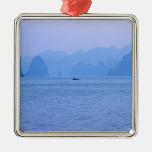 Småfiskefartyg i Ha Long Bay - Vietnam, Asien Julgransprydnad Metall