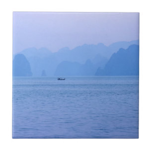 Småfiskefartyg i Ha Long Bay - Vietnam, Asien Kakelplatta