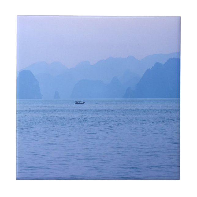 Småfiskefartyg i Ha Long Bay - Vietnam, Asien Kakelplatta (Framsidan)