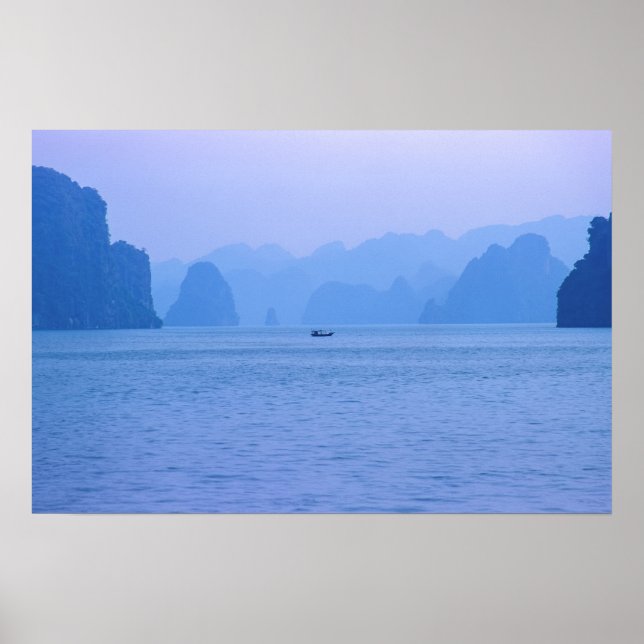 Småfiskefartyg i Ha Long Bay - Vietnam, Asien Poster (Framsidan)