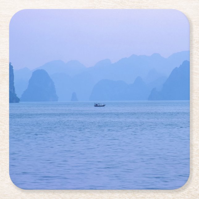 Småfiskefartyg i Ha Long Bay - Vietnam, Asien Underlägg Papper Kvadrat (Framsidan)