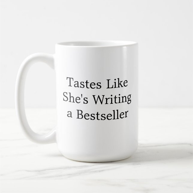 Smakar som att hon skriver en bästsäljare mugg, Ro Kaffemugg (Vänster)