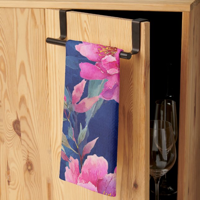 Smakfull rosa blomsterblom monogram kökshandduk (Thirds Fold)