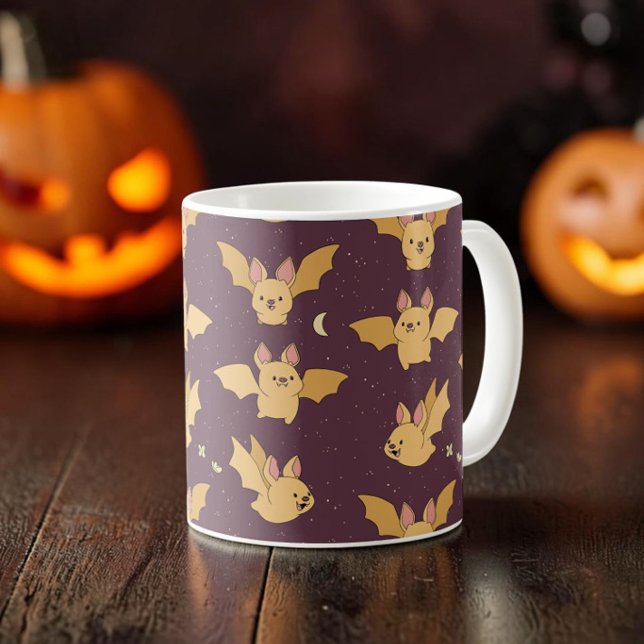 Smakfullt sött Kawaii-fladdermus Halloween-estetik Kaffemugg (Purple mauve ceramic mug with illustrated yellow cartoon bats, crescent moon, and stars.)