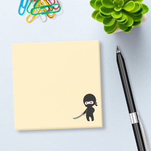 Smal Arg Ninja på Gult Post-it Block