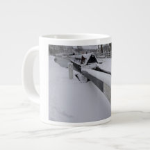 Smalbåt på kanalen under en snöig dag