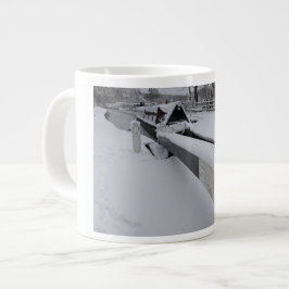 Smalbåt på kanalen under en snöig dag  jumbo mugg