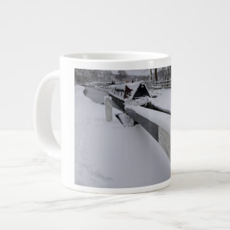 Smalbåt på kanalen under en snöig dag jumbo mugg