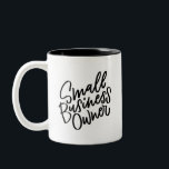 Small Business Owner 2-Tone Coffee Mugg<br><div class="desc">Ett småföretagsägares liv,  där kaffe behövs hela dagen. Du får åtminstone göra regler! Handskrivna mugg har "Small Business Owner" på ena sidan och "CHEF" med ett litet mugg i det nedre hörnet på motsatt sida.</div>