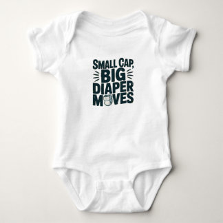 "Small Cap, Big Diaper Moves" Lustigt Baby-kostym T Shirt