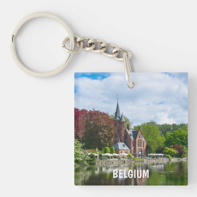 Small castle nära sjö i Brygge, Belgien (Framsidan)