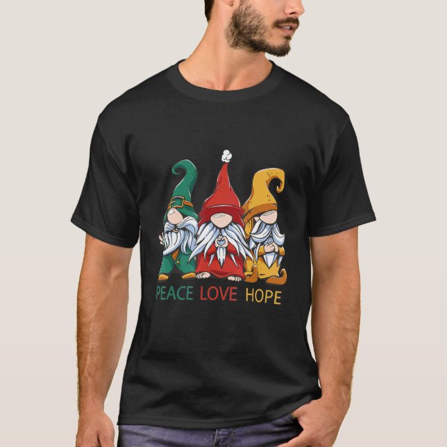 Small gnomes in green red and yellow peas love and t shirt (Framsida)