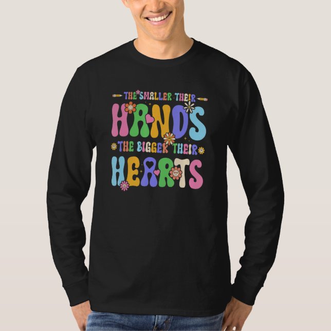 Small Hands Big Hearts Groovy Preschool Kindergart T Shirt (Framsida)