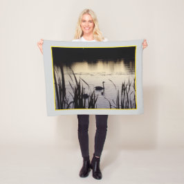 Small Trumpeter Svanar vid Dusk Fleece Blanket