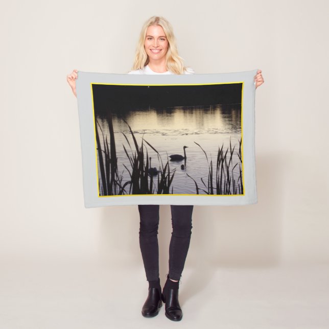 Small Trumpeter Svanar vid Dusk Fleece Blanket (På plats)