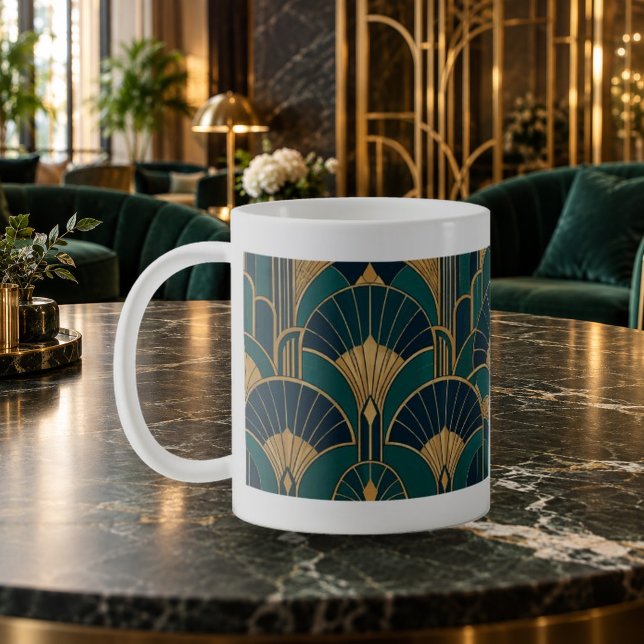 Smaragdgrön Art Deco-fläktsmönstrad mugg (Emerald Art Deco Fan Pattern Mug — refined lighting and contact shadows. Digital lifestyle preview.)