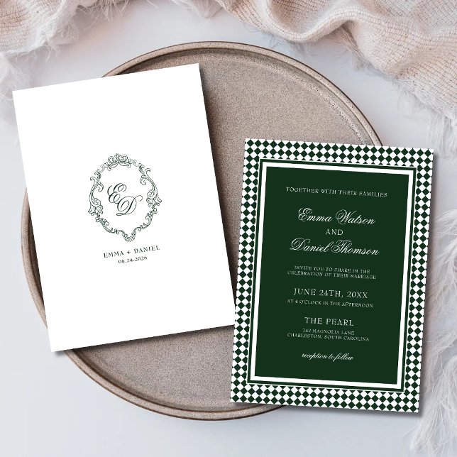 Smaragdgrön Klassisk Monogram Bröllops- Inbjudningar (Emerald green crest monogram wedding invitation adds personalized elegance to your day.)