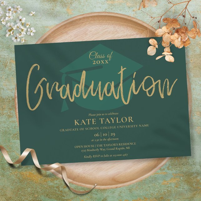 Smaragdgrön Och Guld Skrift Examenfest Inbjudningar (Emerald Green And Gold Script Graduation Party Invitation)