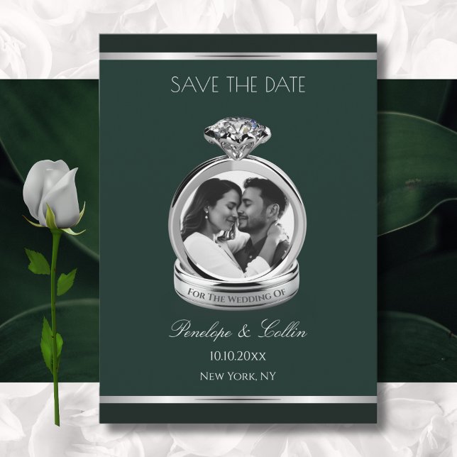 Smaragdgrön silverförlovningsring Spara datum Datumet (Elegant forest green save the date announcement with photorealistic 3D silver wedding ring.)