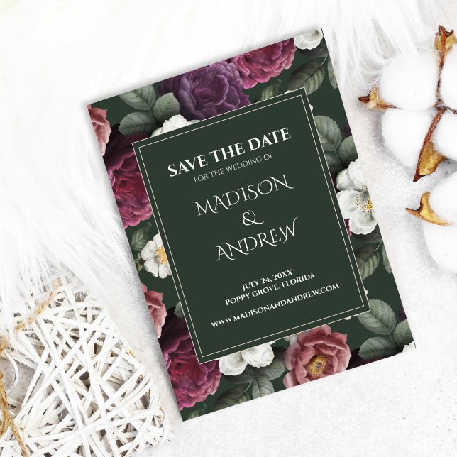 Smaragdgröna burgunderfärgade pioner Spara datum-k (Emerald Green Burgundy Peonies Save the Date Card on cozy white background with cotton flowers)