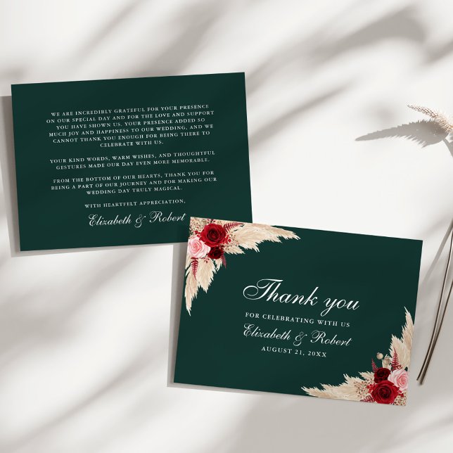 Smaragdgröna burgunderrosor Bröllop Tack Kort (Emerald Green Burgundy Roses Wedding Thank You Card on a sunny white table.)