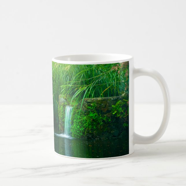 Smaragdstillhet vid trädgårdsfallet kaffemugg (Höger)