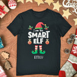 Smart Elf-familjens matchande jul namn T Shirt<br><div class="desc">Gå in i helgdag med den här humoristiska smarta T-tröjan som ingår i en passande familjefunktionsinsamling som innehåller gåvor till alla familjemedlemmar. Perfekt för en återförening av julfamiljen, den här t-shirt-skjortan har en söt älvhatt och roligt ben, med texten "Jag är den smarta elfen" i ett vitt, modernt typsnitt. Skjortan...</div>