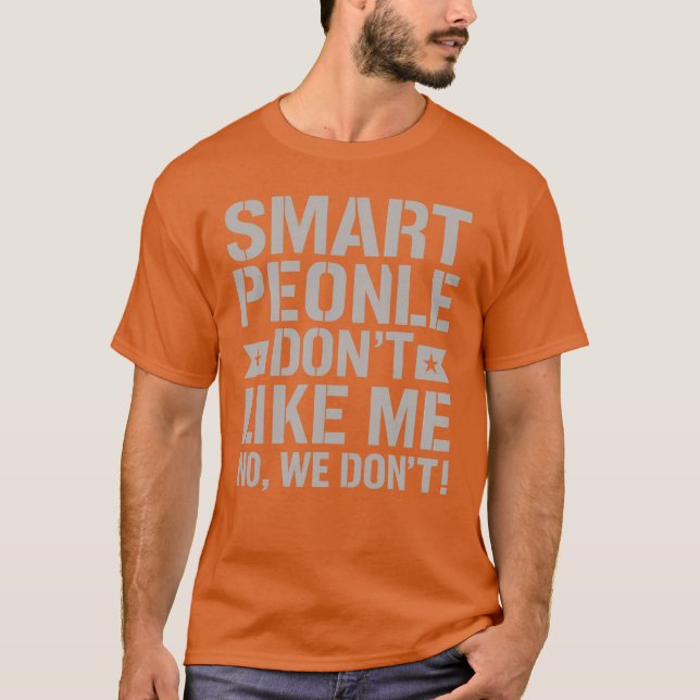 SMART FOLLE TYCKER INTE OM MIG - NEJ, VI GÖR INTE  T SHIRT (Framsida)