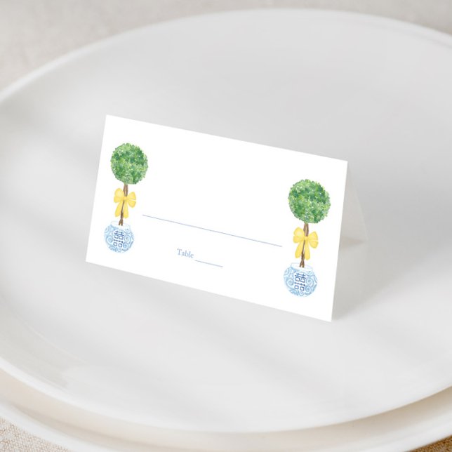 Smart Gender Neutral Boxwood Topiary Vår Shower Placeringskort (Preppy boxwood topiary with yellow bow place cards for gender neutral baby shower or spring party)