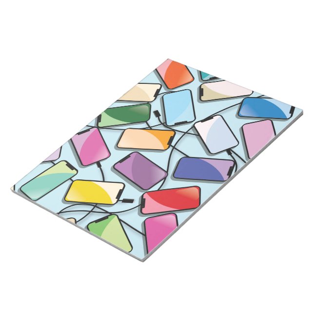 Smartphone med en nos anteckningsblock (Vinklad)