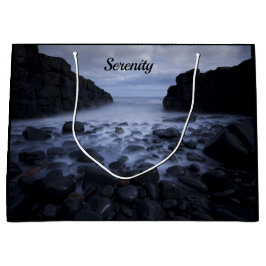 Småstarna och Sten längs havets kustlinje 