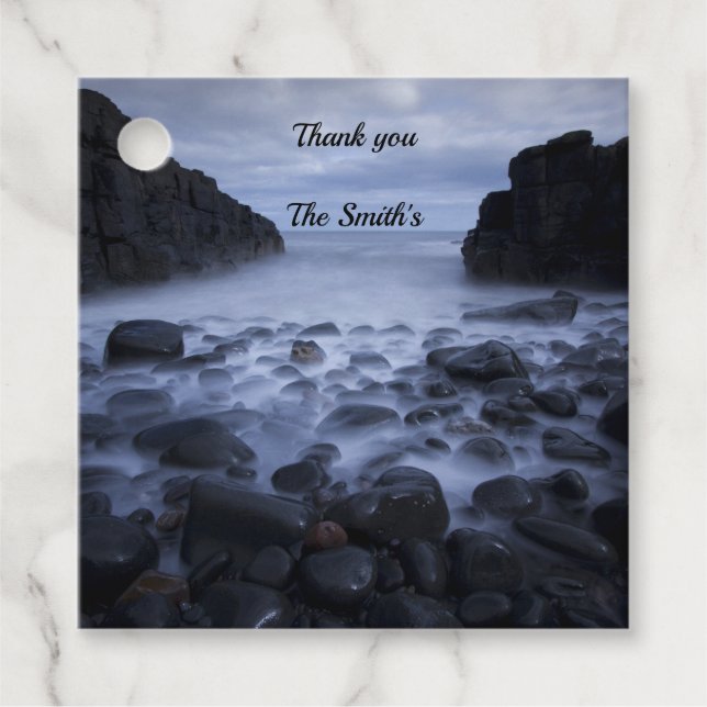 Småstarna och Sten längs havets kustlinje Gåvor Etiketter (Framsida)