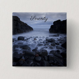 Småstarna och Sten längs havets kustlinje Knapp