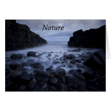 Småstarna och Sten längs havets kustlinje