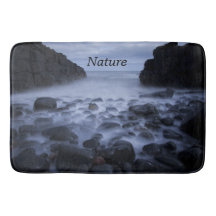 Småstarna och Sten längs havets kustnära Bath M