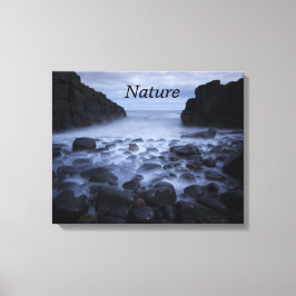 Småstarna och Sten längs havets kuststrand Canvastryck