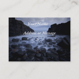 Småstarna och sten längs havets strand. busin visitkort