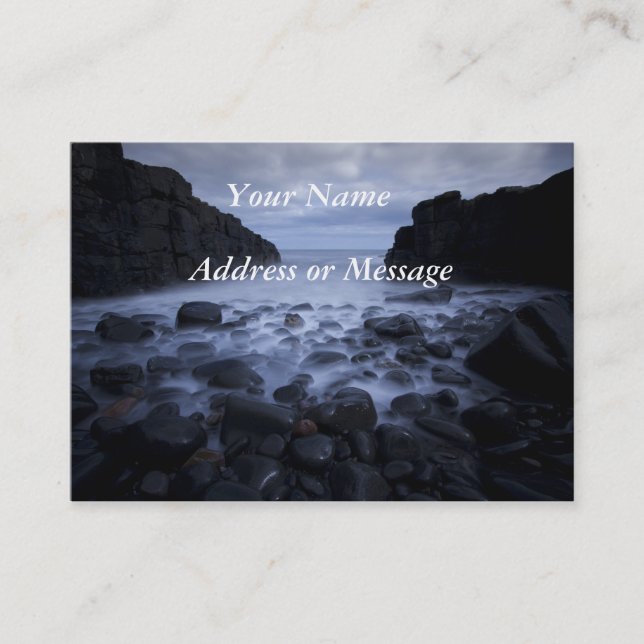 Småstarna och sten längs havets strand. busin visitkort (Framsida)