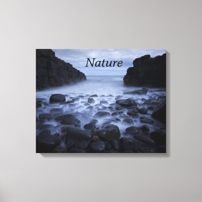 Småsten och klippor längs havets strand Canvas (Framsida)