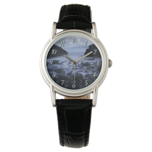 Småsten och klippor längs havets strandlinje armbandsur (Framsida)