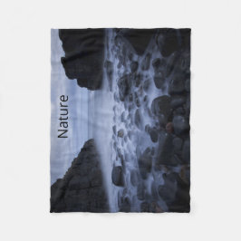 Småsten och klippor längs havets strandlinje fleecefilt