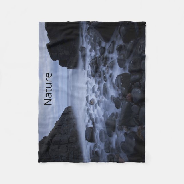 Småsten och klippor längs havets strandlinje fleecefilt (Framsidan)