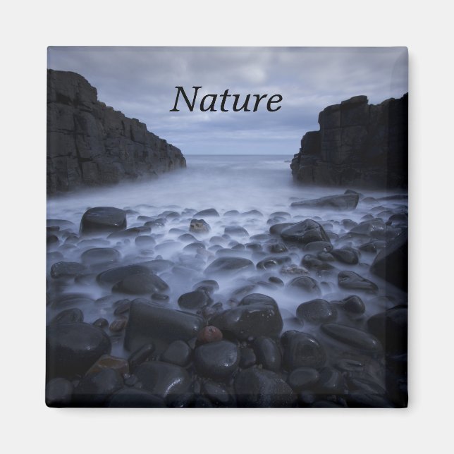 Småsten och klippor längs havets strandlinje Magne Magnet (Framsidan)
