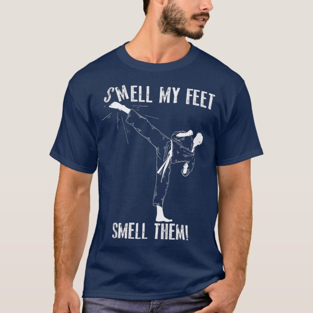 Smell min feet smell dem Funny Karate Martial T Shirt (Framsida)