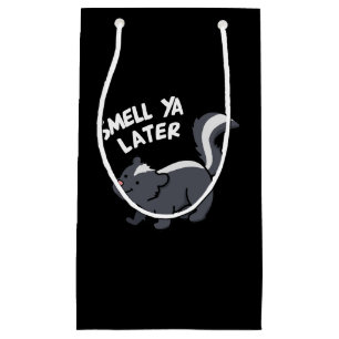 Smell Ya Later Later Funny Skunk Pun Mörk BG