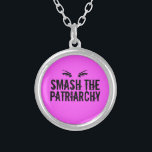 Smeta ut Rosan Patriarchy Feminist Quote Ögon Silverpläterat Halsband<br><div class="desc">En djärv utformning av kvinnors höger med en kvinnas öga ovanför ord Smash the Patriarchy in coola,  grunge font on a shock rosa bakgrund. Köp den här gåvan till varje stark kvinna du känner för att hjälpa dem stiga upp upp och kräva jämlikhet. Låt oss krossa glastaket!</div>