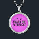 Smeta ut Rosan Patriarchy Feminist Quote Ögon Silverpläterat Halsband<br><div class="desc">En djärv utformning av kvinnors höger med en kvinnas öga ovanför ord Smash the Patriarchy in coola,  grunge font on a shock rosa bakgrund. Köp den här gåvan till varje stark kvinna du känner för att hjälpa dem stiga upp upp och kräva jämlikhet. Låt oss krossa glastaket!</div>